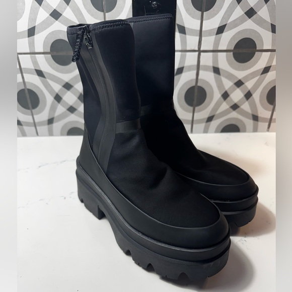 UGG Shoes - UGG Black Platform Winter Boots – Size 8.5 – Worn Once – Pristine